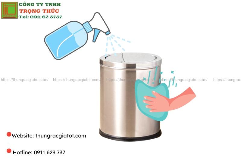 Dùng nước xịt kính và khăn mềm để vệ sinh bề mặt bên ngoài thùng rác
