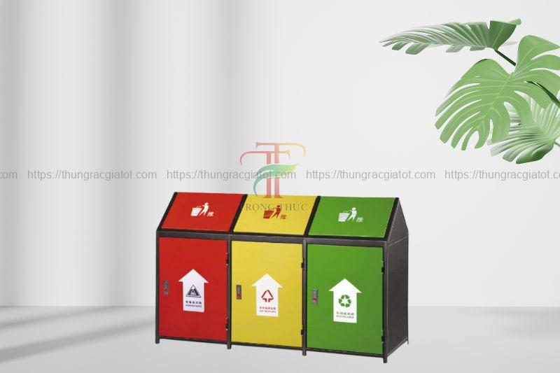 Thùng rác 3 ngăn với 3 màu: Vàng, xanh lá và đỏ