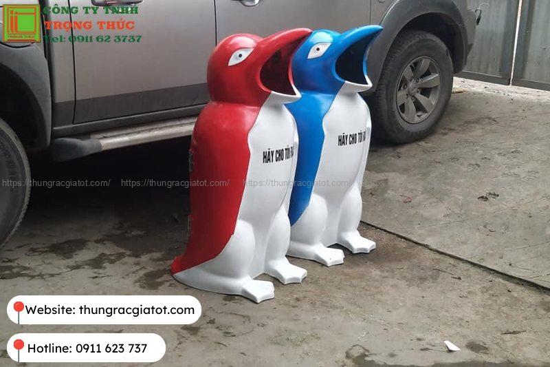 Thùng rác hình chim cánh cụt Bình Định