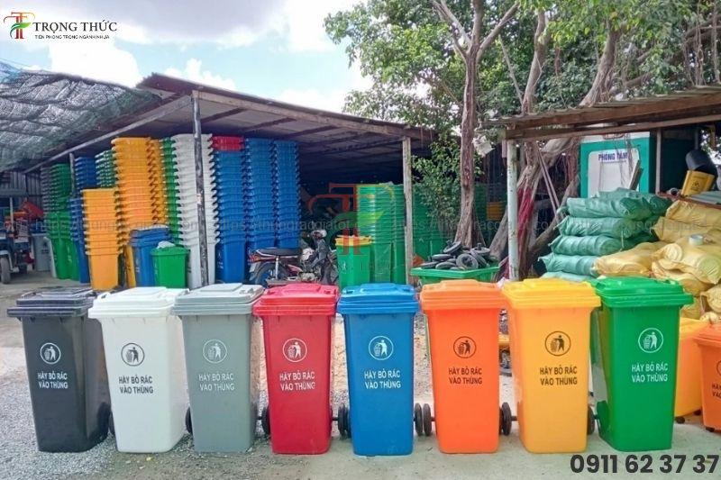Thùng rác 120L phổ biến, có bánh xe, dễ di chuyển