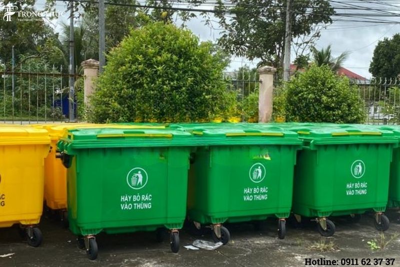 Cấu tạo thùng rác 660L gồm thân HDPE, nắp kín, bánh xe chịu lực và van xả nước tiện lợi