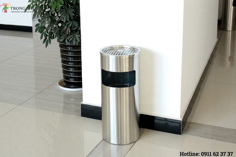 Thùng rác gạt tàn inox A35-A thiết kế nhỏ gọn, hiện đại, tích hợp tiện lợi cho văn phòng, khách sạn