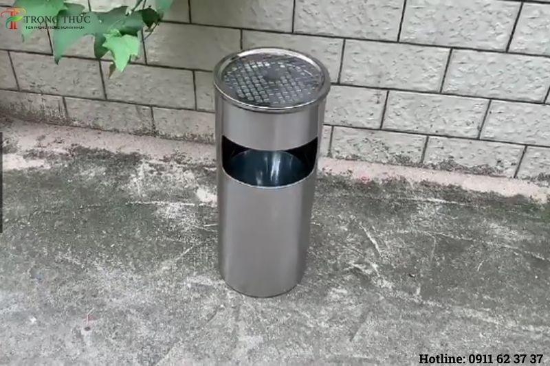 Ưu điểm thùng rác inox A35-A chống gỉ, bền bỉ, tích hợp gạt tàn tiện lợi và dễ vệ sinh