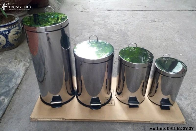 Thùng rác inox đạp chân 7L thiết kế nhỏ gọn, tiện lợi, phù hợp cho gia đình và văn phòng hiện đại