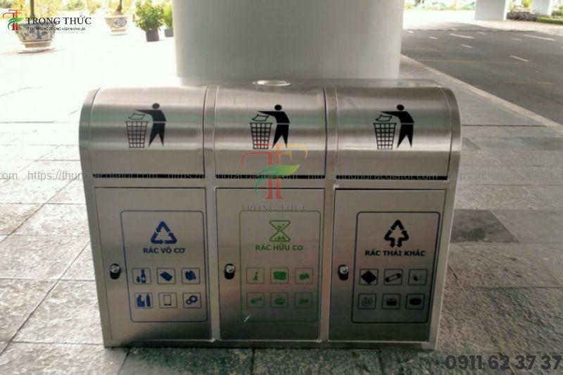 Thùng rác inox 3 ngăn phân loại rác chi tiết, bền đẹp.