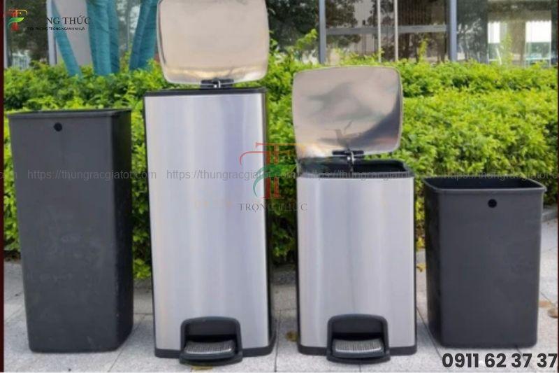 Thùng rác inox 12L nhỏ gọn, phù hợp văn phòng.