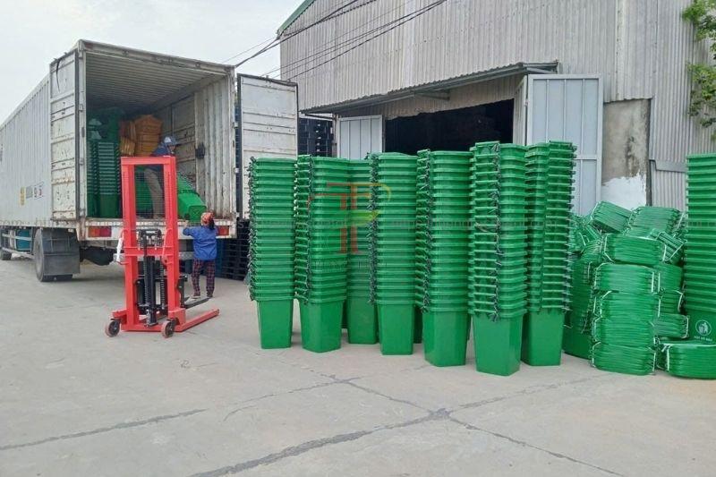 Vận chuyển thùng rác đến nơi tập kết