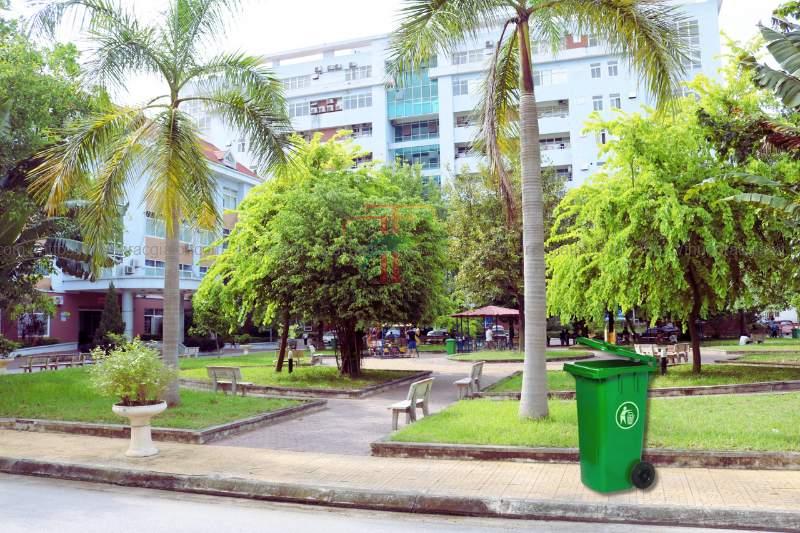 Thùng rác trong khuôn viên bệnh viện 